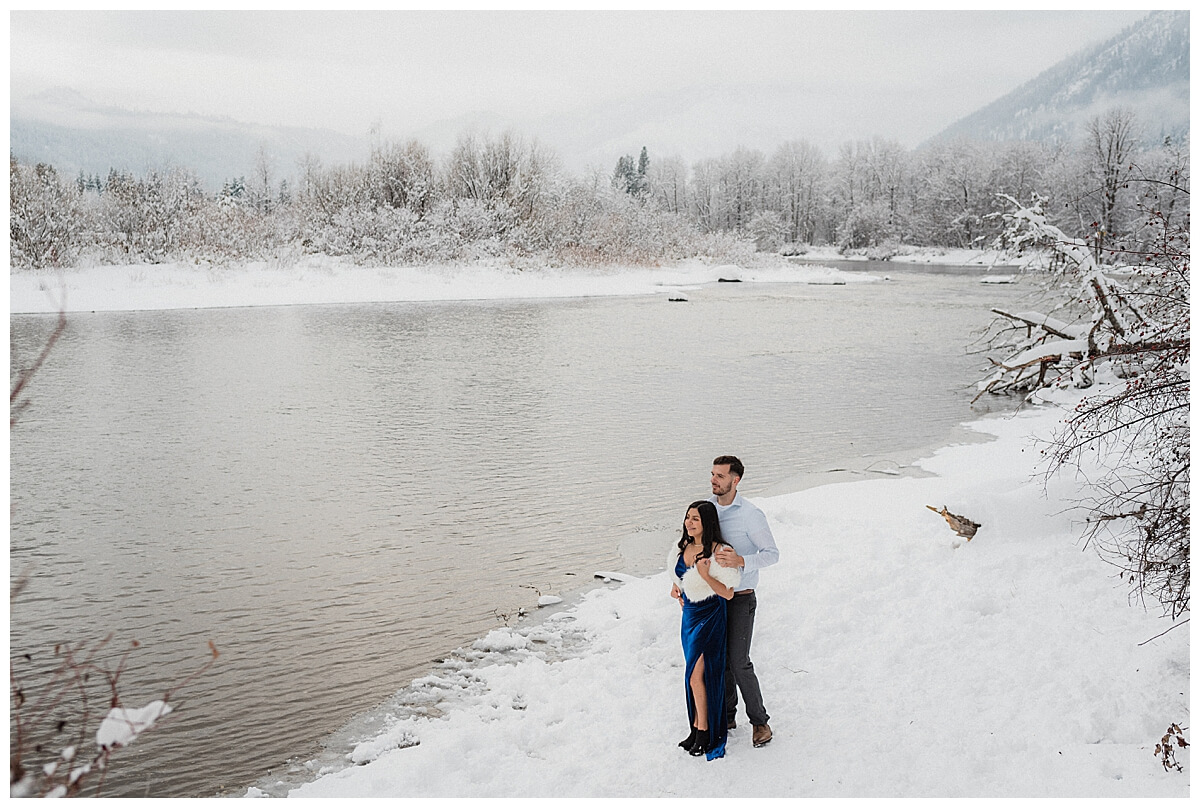 couple in the snow during an engagement session in Leavenworth